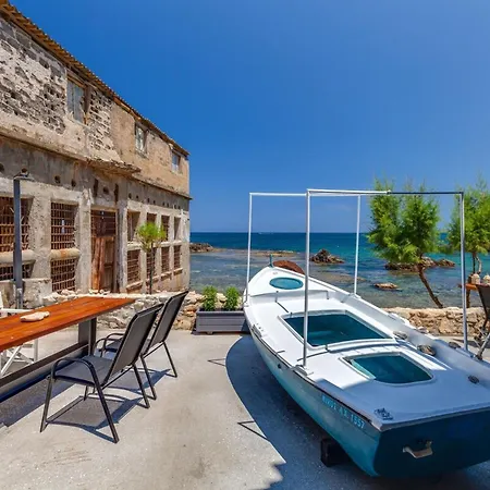 Skiff - Transformed On The Water's Edge Apartment *