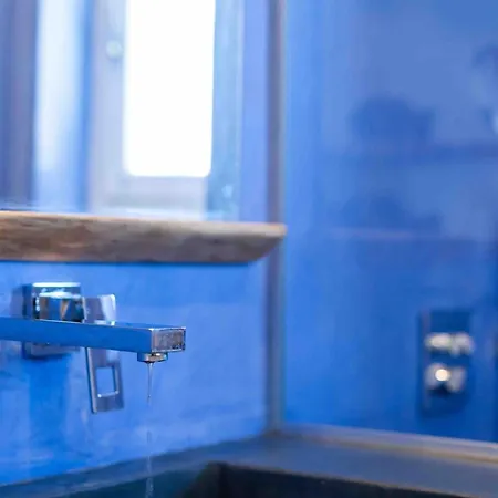 Apartment Skiff - Transformed On The Water's Edge *